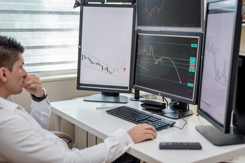 Aptos (APT) cryptocurrency trading dashboard on a screen